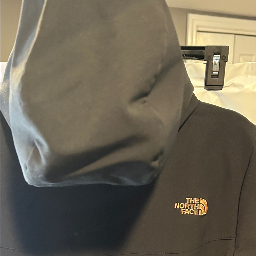 The North Face Women’s Windwall Black Hooded Softshell Jacket Gold logo - Picture 13 of 13